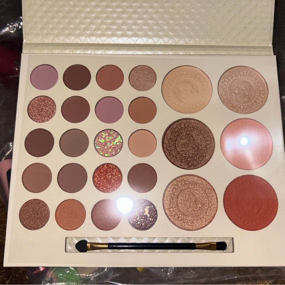 Brand new Eyeshadow & Bronzer pallet